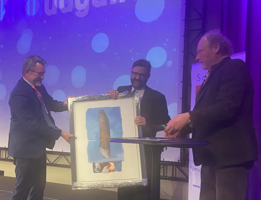 Småkraftprisen 2024 til Knut Olav Tveit!_Prisvinner-med-kunstner-kroppet-stor-scaled.jpeg