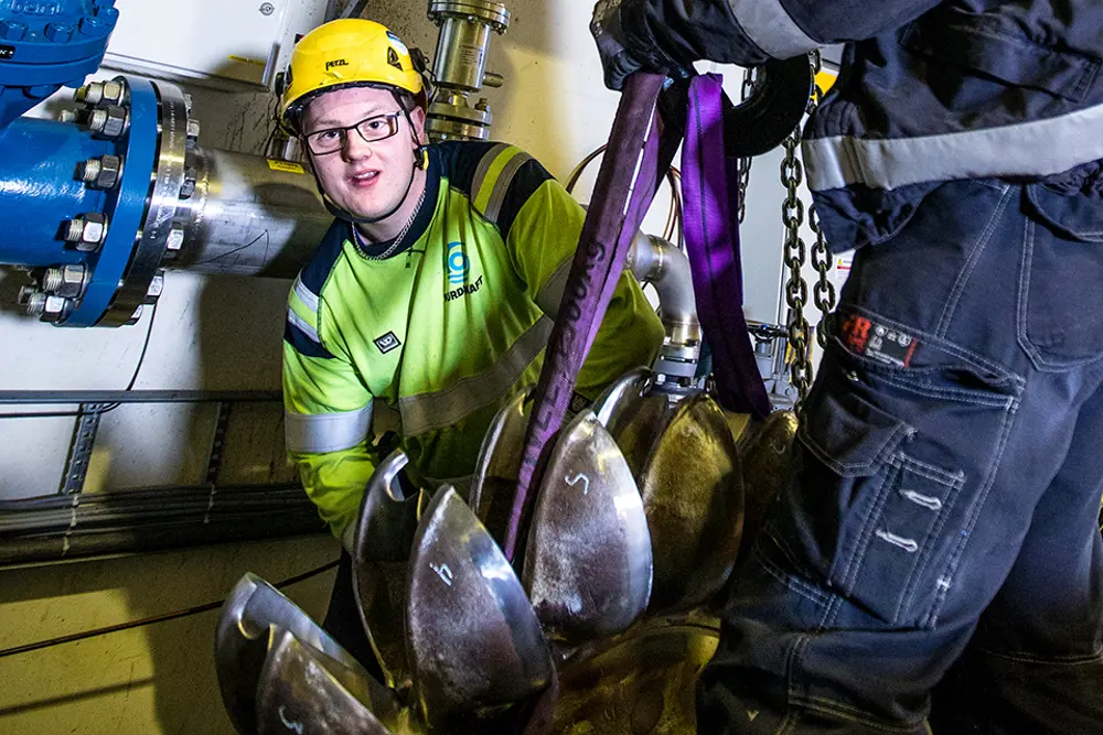 Kristoffer monterer småkraft for Clemens kraft_kristoffer.jpg