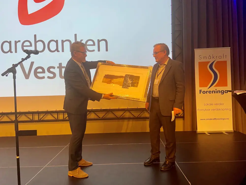 Småkraftprisen 2021 til Bjarne Nereng_pris_nereng-scaled.jpg