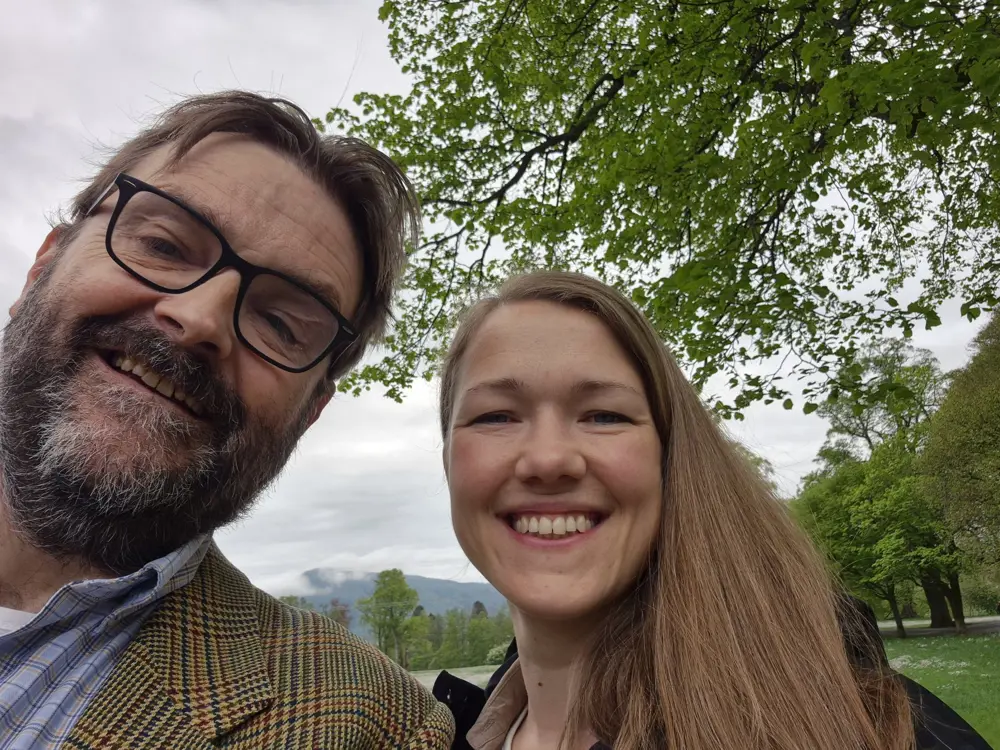 Småkraftforeninga traff Energi- og miljøkomiteen i Rosendal_Selfie-Knut-Olav-og-Une-scaled.jpg