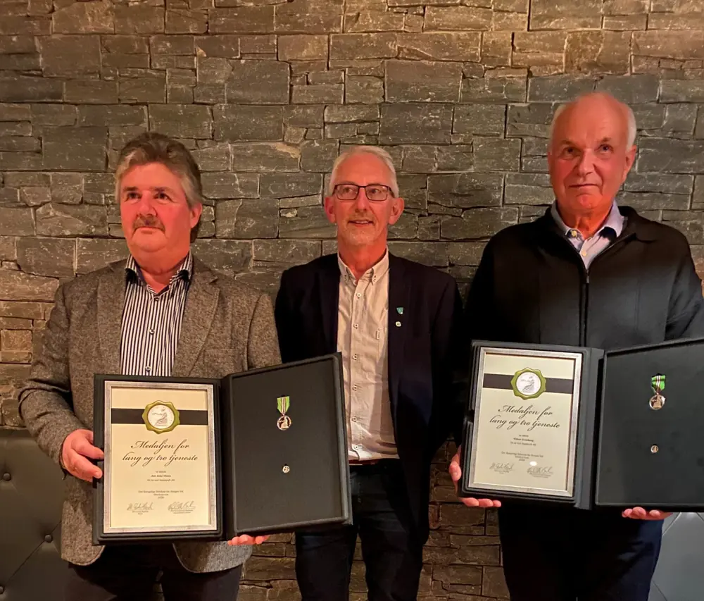Medalje og gullklokke til Viktor og Jan Arne_ViktorJan-Arne-scaled-e1603704511831.jpg