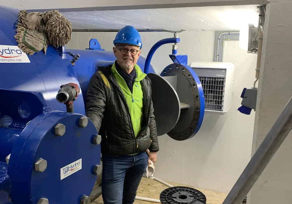 Terje ordnet evig lys og lynkjapt nett til bøndene i Osdalen_Myklebust-ved-mannhull-foran-kuleventil-scaled-e1606737073778.jpg