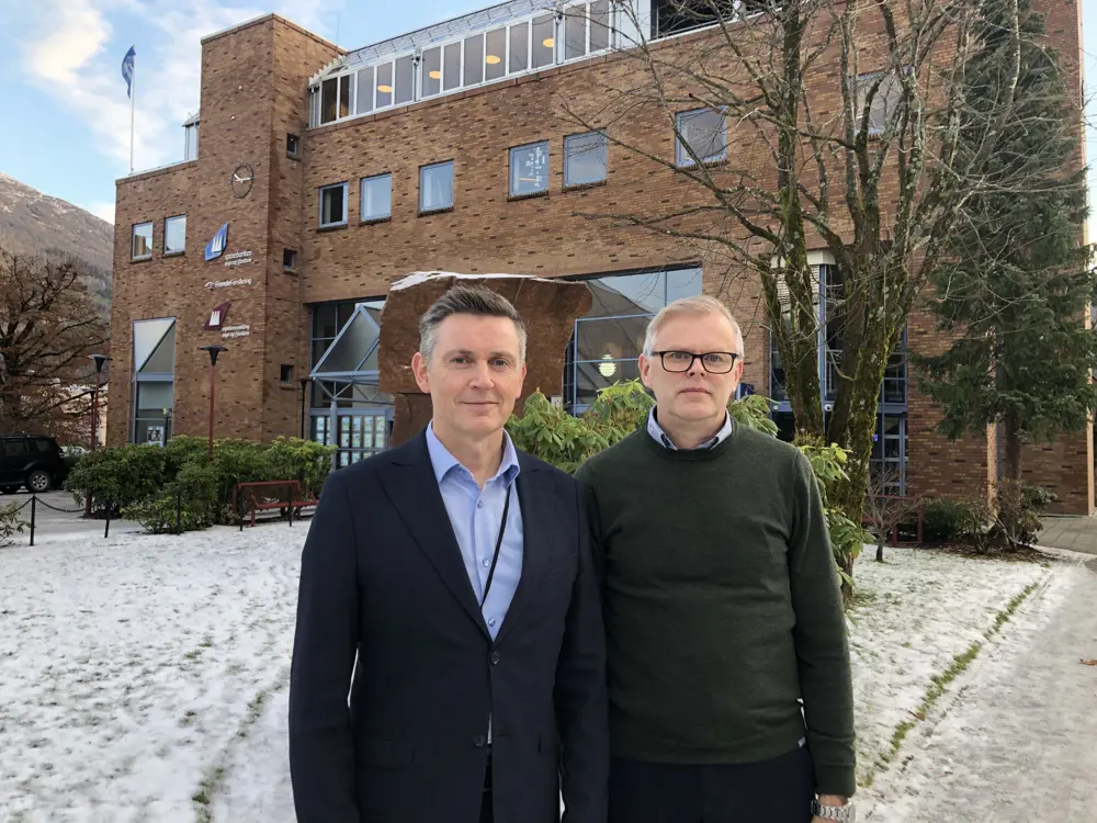 Sparebank: Grunnrenteskatt vil føre til ei betydeleg kapitaloverføring frå distrikta til staten_Trond-Teigen-og-Arne-Gravdal-Sparebanken-Sogn-og-Fjordane-scaled.jpg