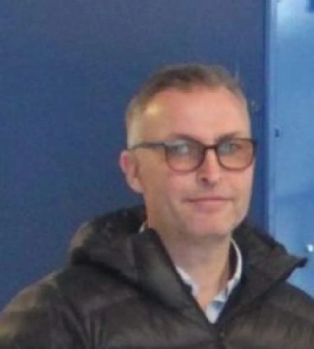 Bank-Petter om generasjonsskifte_Petter-i-kraftstasjonen-ta-utsnitt-scaled-e1596616078599.jpg